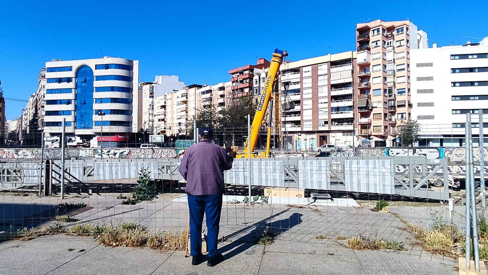 Un vecino mira desde la explanada del CAC Málaga la nueva pasarela.