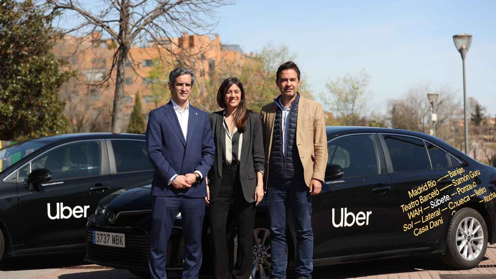El alcalde de Alcobendas, Aitor Retolaza; la directora de Uber España, Lola Vilas; y el concejal de Innovación, Transformación Digital, Desarrollo Económico y Movilidad de Alcobendas, Roberto Fraile.