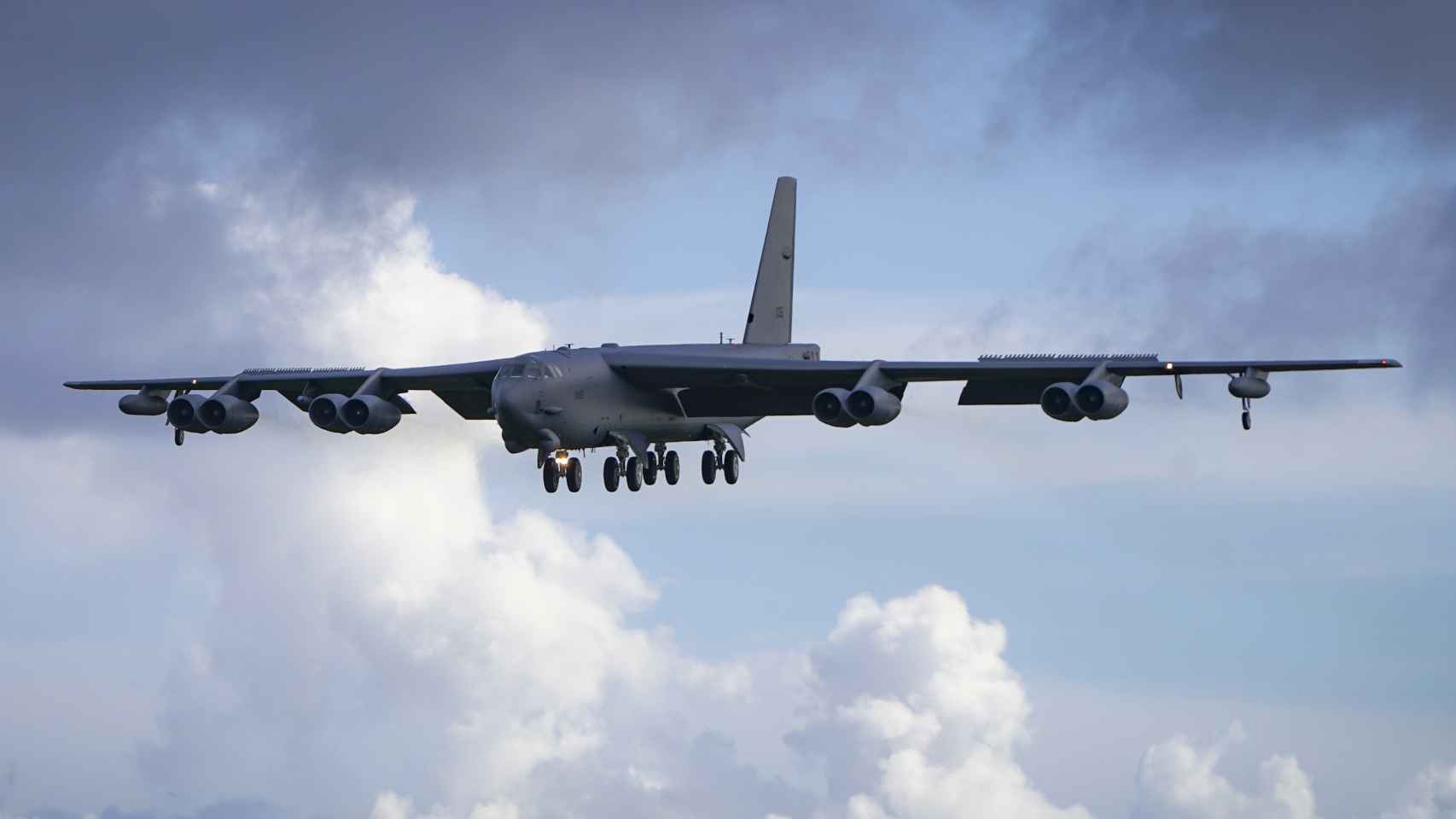B-52 aterrizando en Guam