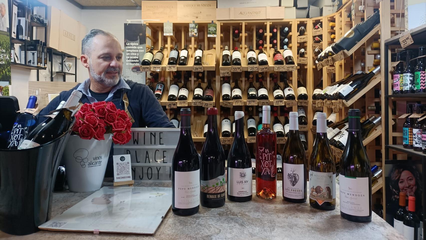 Abraham Viña junto a los vinos más vendidos de la primavera 'made in' Alicante.