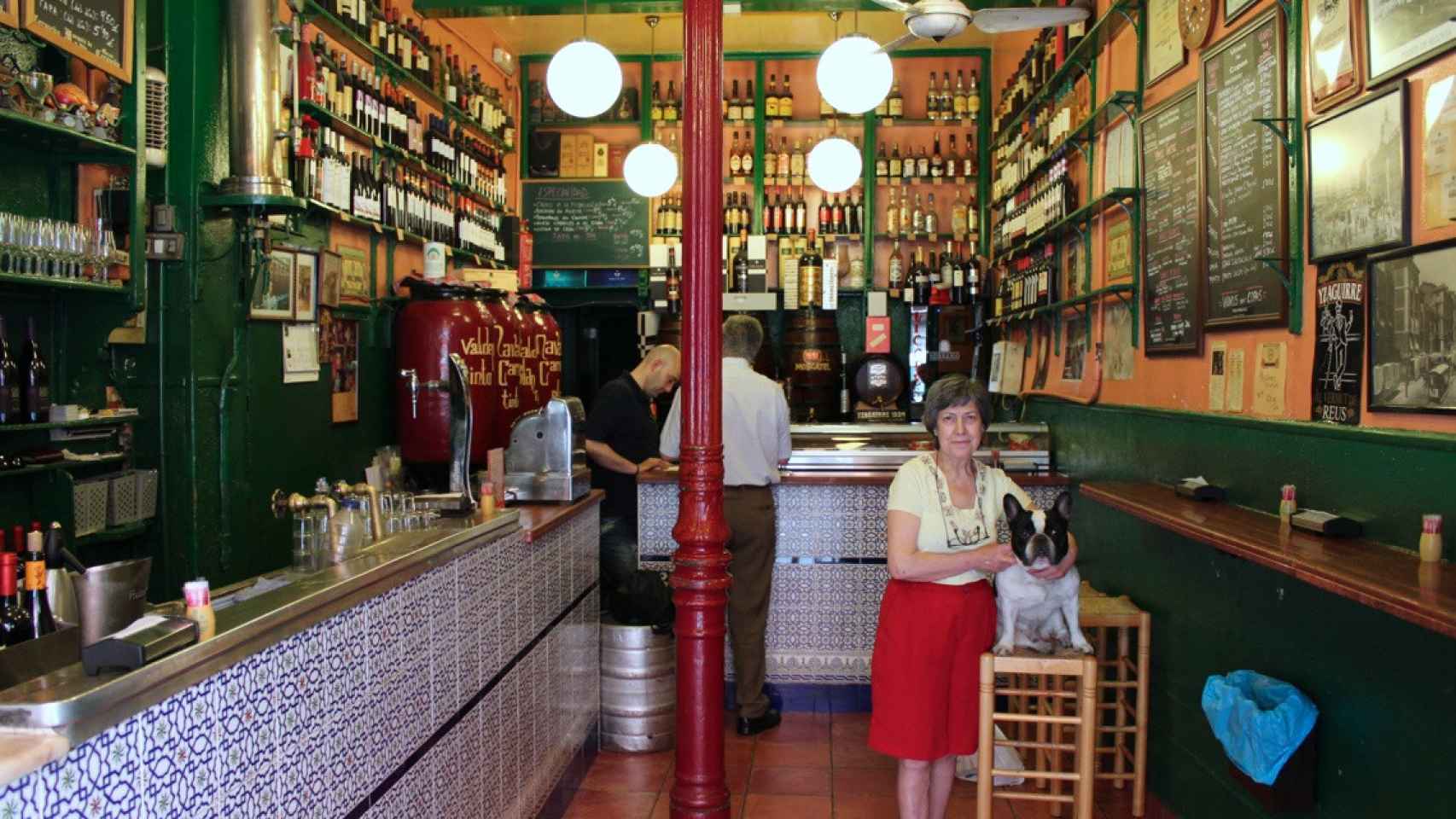 La dueña y chef de Ricla, Ana, junto a su perro en el bar.