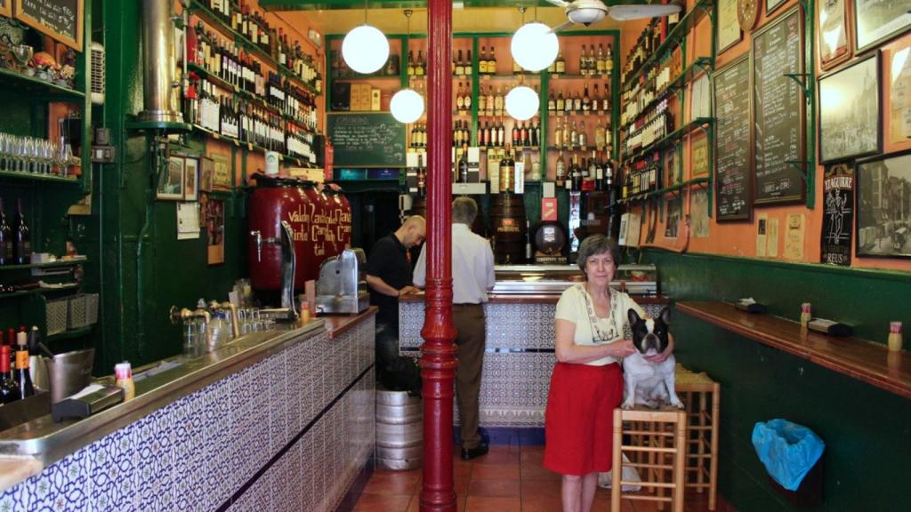 La dueña y chef de Ricla, Ana, junto a su perro en el bar.