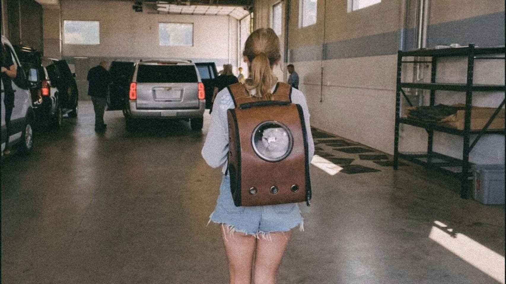 Taylor Swift llevando a su gato en la mochila.