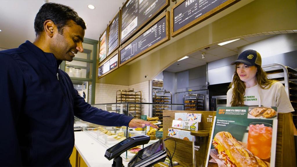 Persona pagando en Panera.