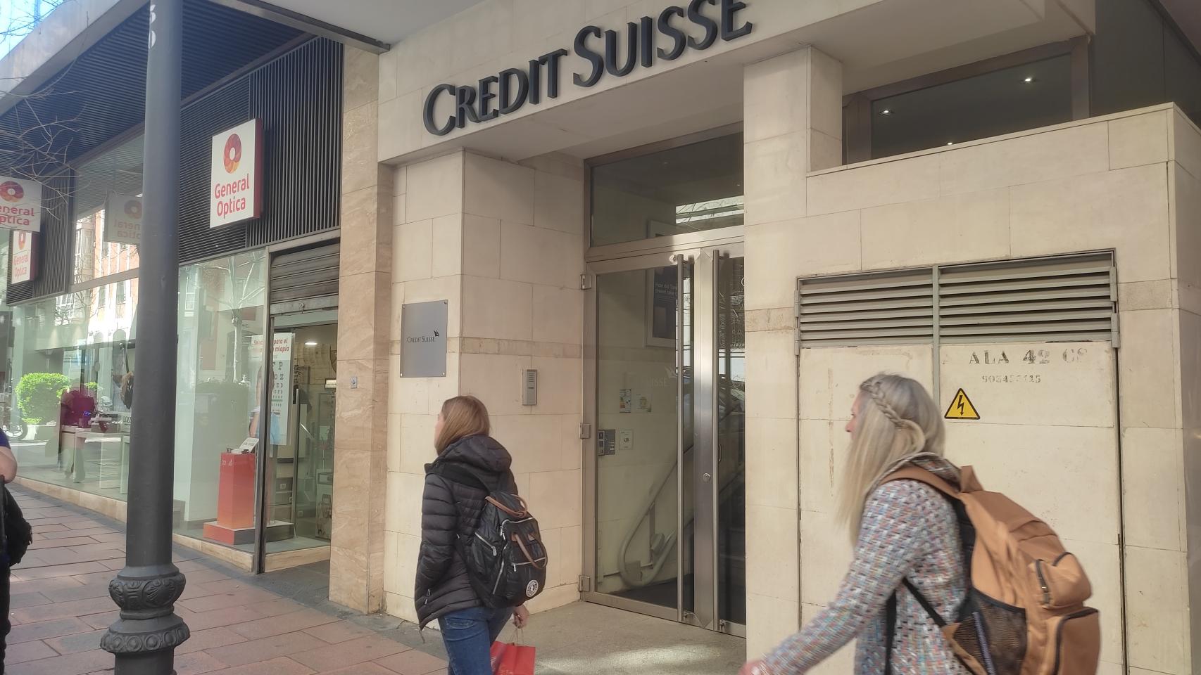 Entrada a las oficinas de Credit Suisse en Madrid.