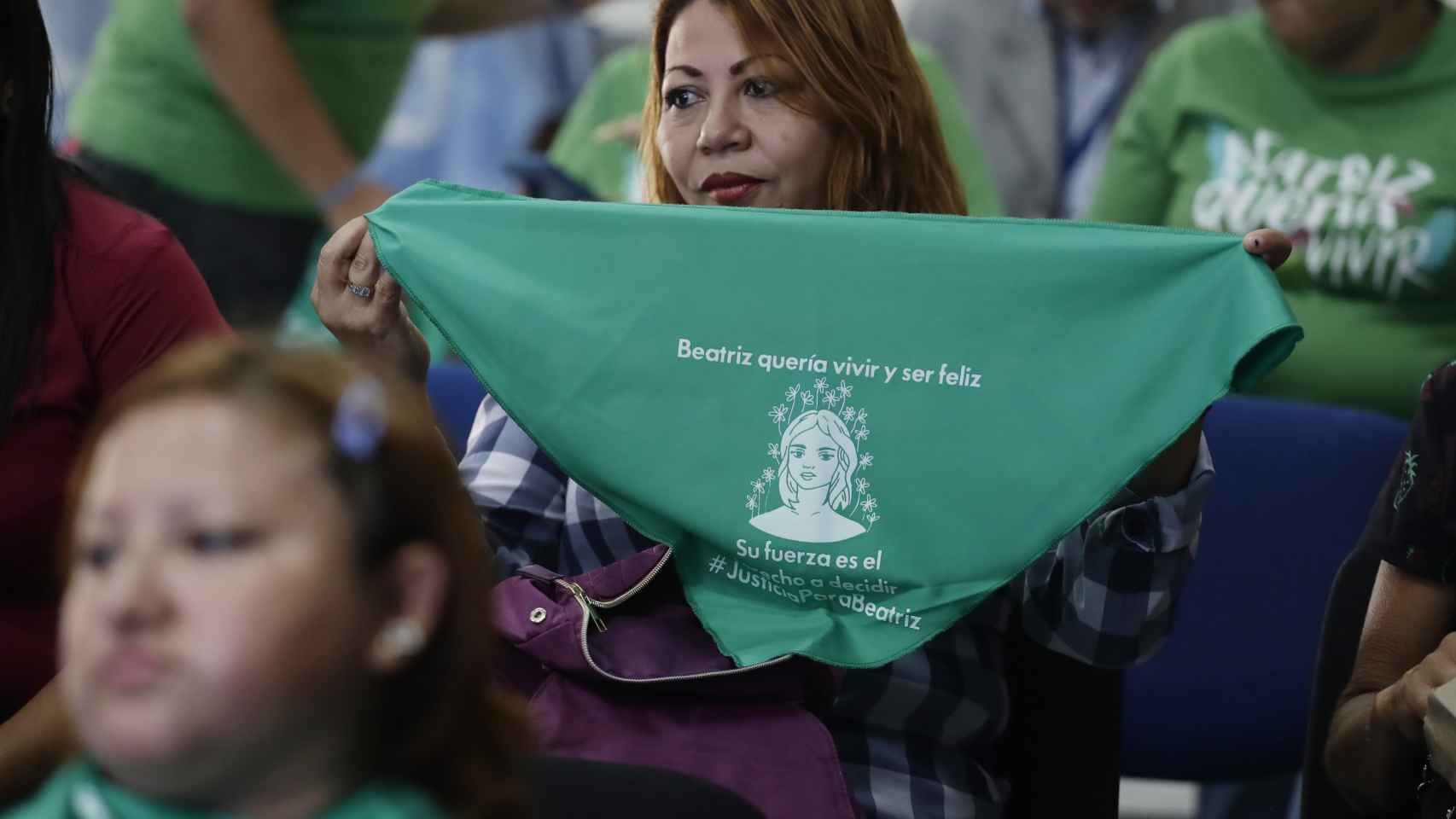 Una mujer muestra una pañoleta verde con la imagen de Beatriz, el martes en San Salvador.