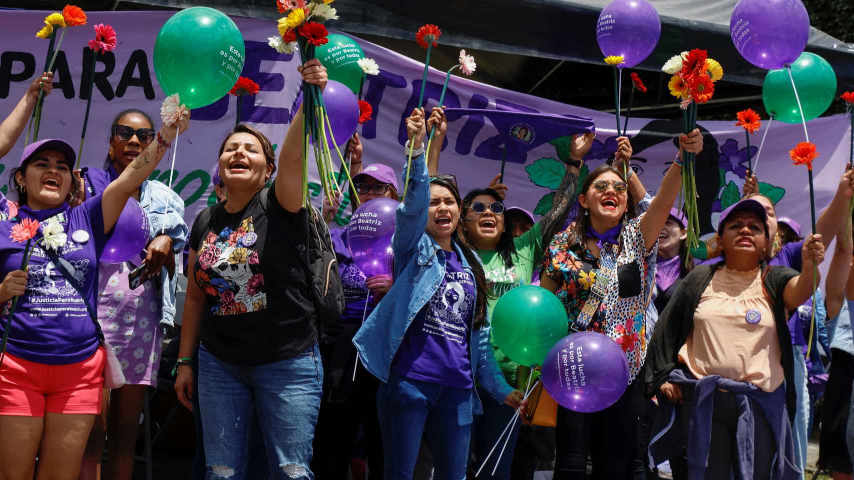 Un grupo de mujeres protesta con globos y flores en memoria de Beatriz.
