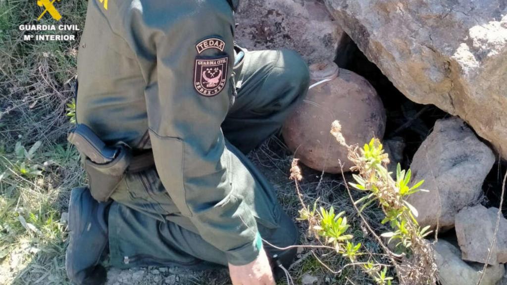 Un guardia civil, ante el artefacto.