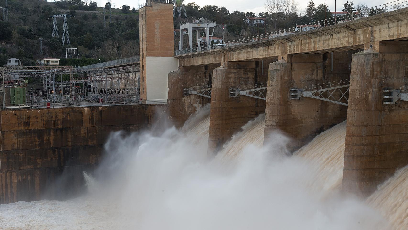 Desembalse de agua en el embalse de Villalcampo (Zamora)