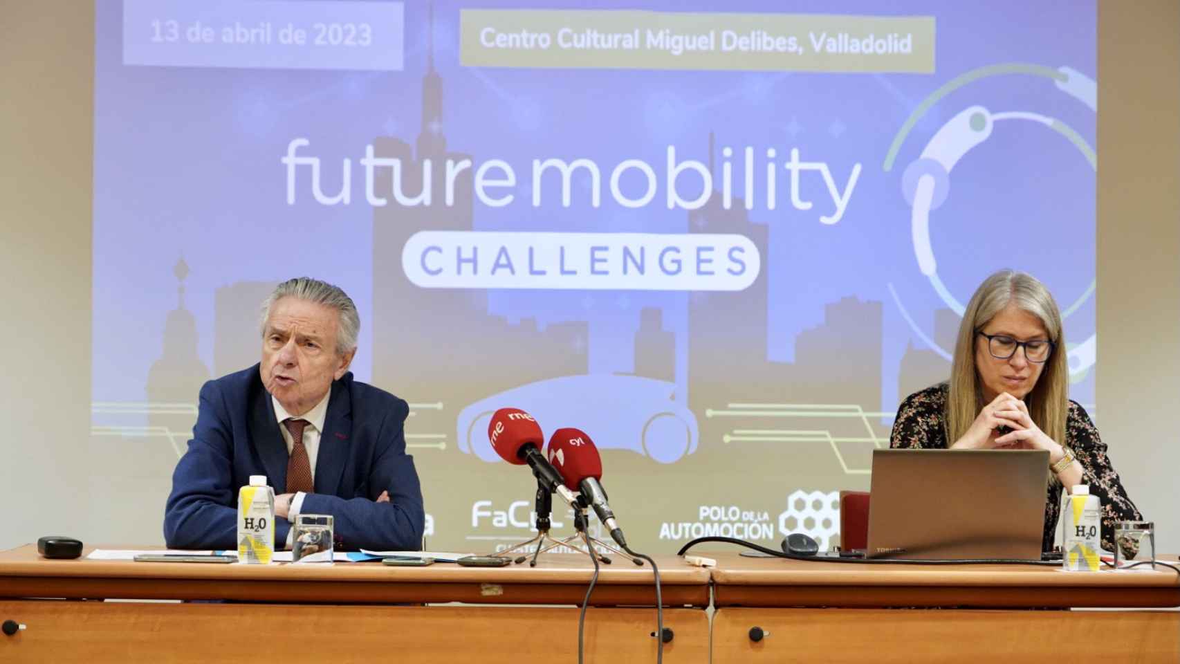 El presidente de FaCyL, Félix Cano, y la directora del cluster, Ana Núñez Nava presentan el congreso Future Mobility Challenges