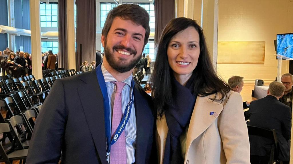 El vicepresidente de la Junta, Juan García-Gallardo, junto a la comisaria europea de Innovación, Mariya Gabriel, este martes en Silicon Valley (Estados Unidos).