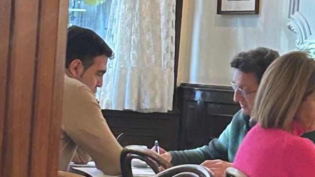 Momento de la reunión entre García Bartolomé y José Luis Lara en un bar de Valladolid