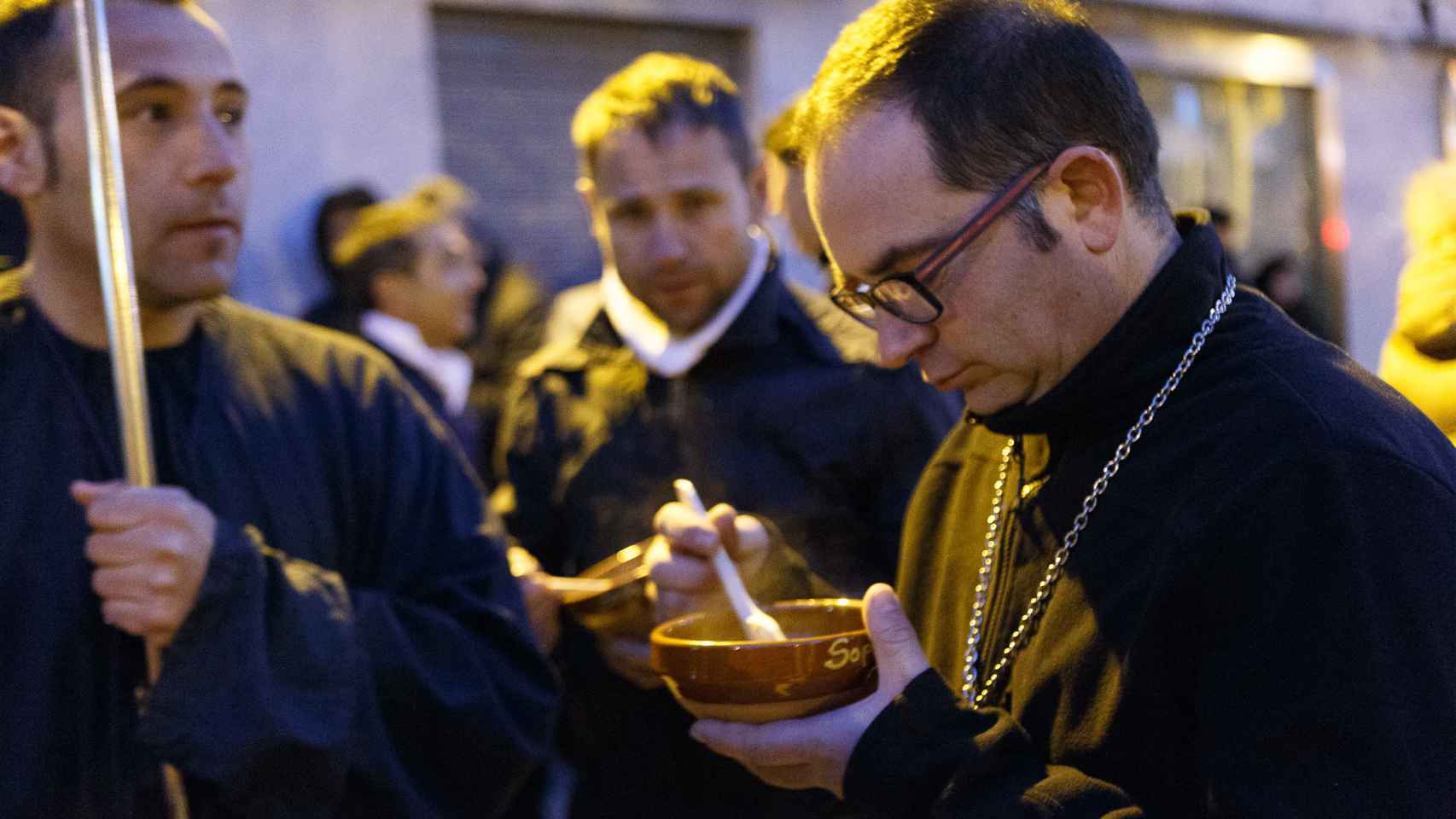 Unos cofrades degustan unas sopas de ajo durante el descanso del desfile procesional de la Cofradía de Jesús Nazareno Vulgo Congregación