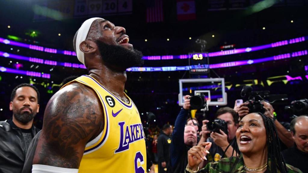 LeBron James celebrando su récord como máximo anotador histórico de la NBA