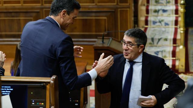 Patxi López saluda al presidente Pedro Sánchez tras terminar su intervención en la moción de censura.