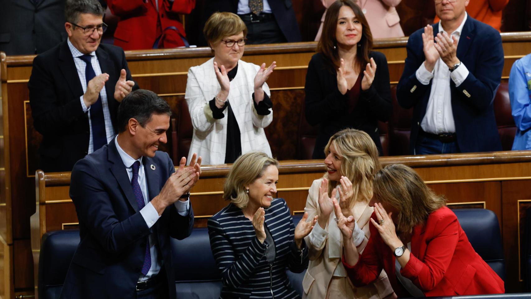 El presidente del Gobierno, Pedro Sánchez (i), aplaude junto a sus vicepresidentas Nadia Calviño (2i), Yolanda Díaz (2d) y Teresa Ribera (d) tras ser rechazada la moción de censura que impulsa Vox.
