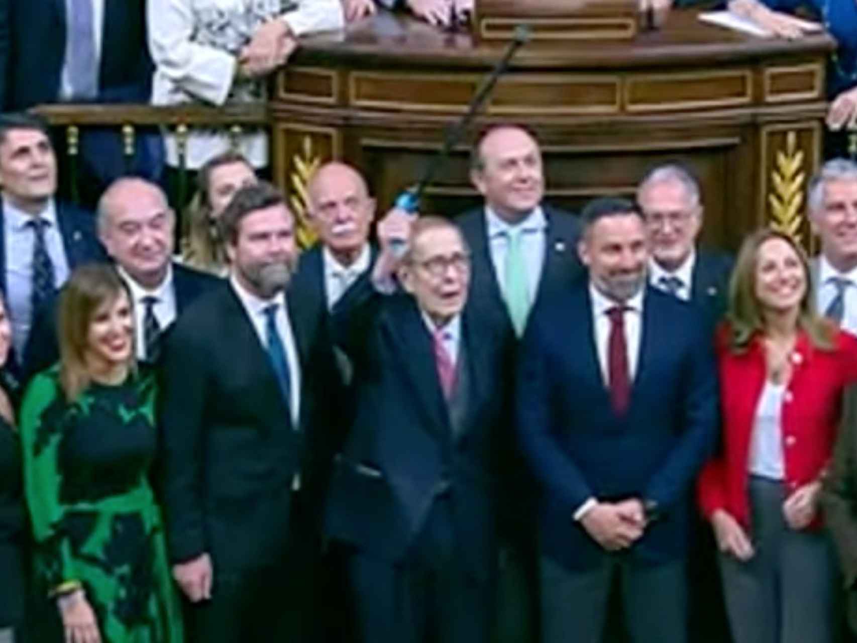 Tamames, en el centro alzando el bastón, escoltado por Espinosa de los Monteros y Abascal, y rodeado de otros diputados de Vox, ayer al término de la moción de censura en el Congreso.