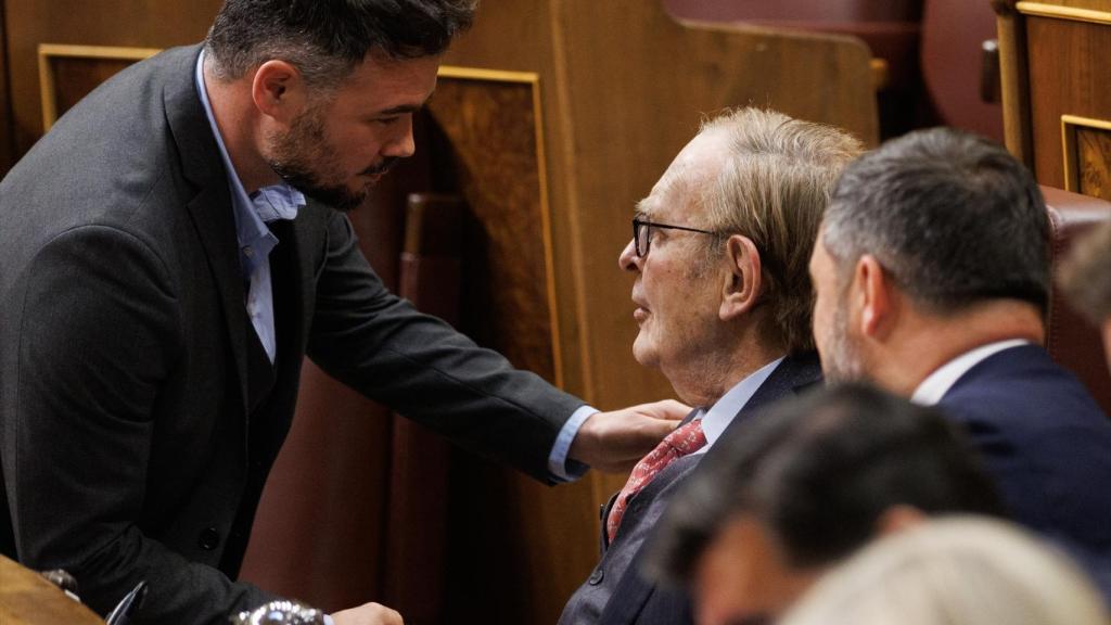 Gabriel Rufián saluda a Ramón Tamames en su escaño, el martes antes de iniciar el debate.