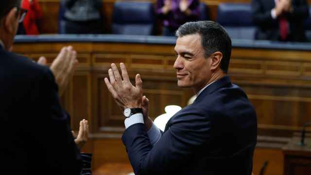 Pedro Sánchez, presidente del Gobierno, aplaude a su grupo tras la moción de censura de Vox y Ramón Tamames.