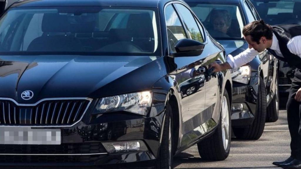 Un conductor de VTC limpiando su coche.