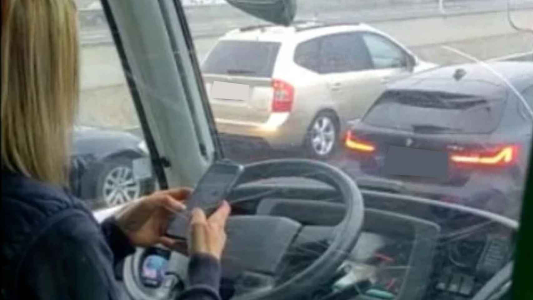Imagen de la autobusera utilizando el móvil mientras conducía.