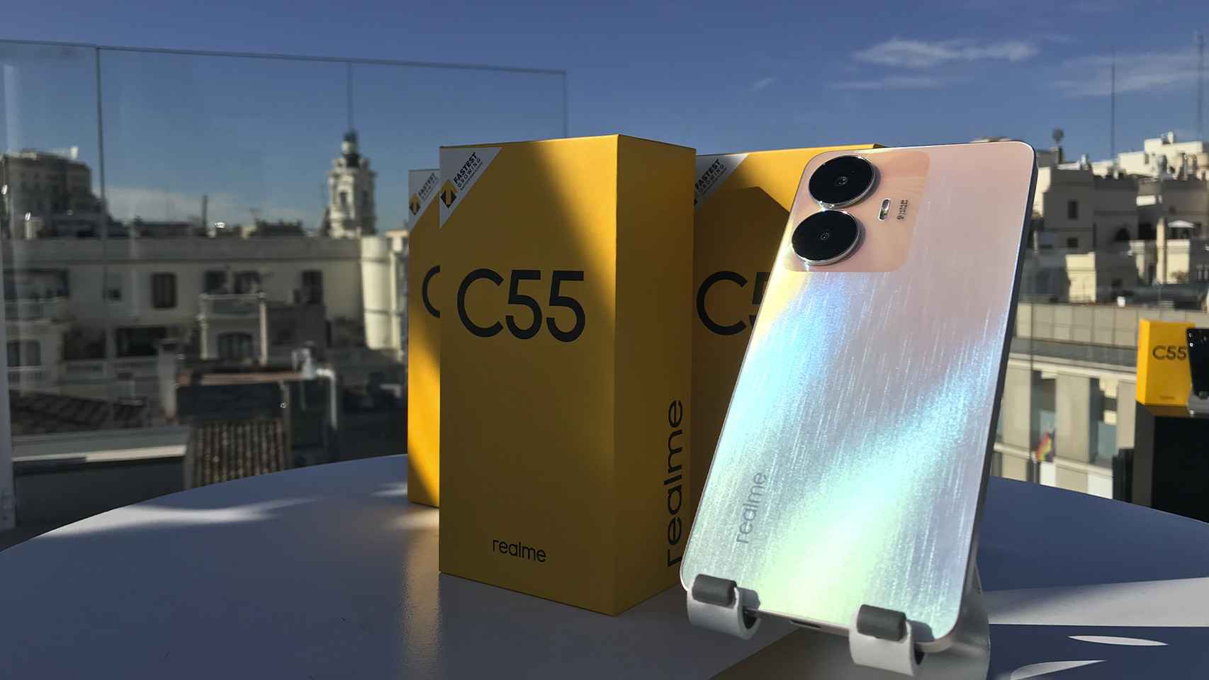 El Realme C55 en dorado cambia su tonalidad con la luz solar.