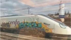 Un tren cubierto de grafitis en Ourense