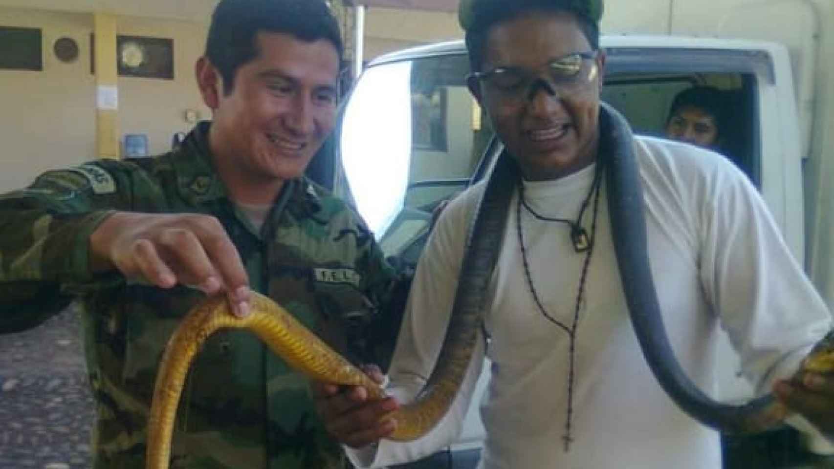Jhonatan (derecha) jugando con una serpiente en una imagen antes de perderse en la selva.