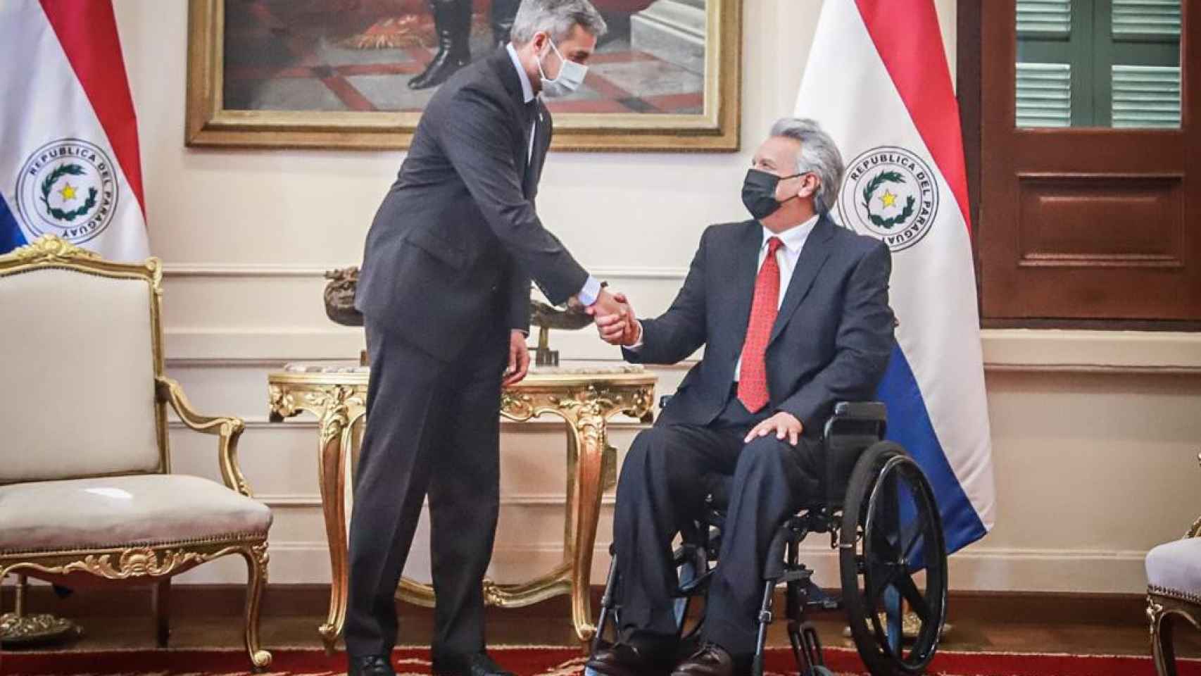 Moreno en un encuentro con Marito Abdo, presidente de Paraguay, donde reside.
