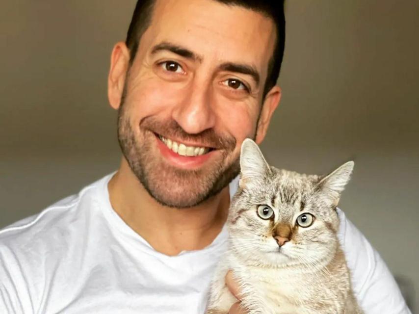 El exconcursante de 'Gran Hermano' junto a su gato.