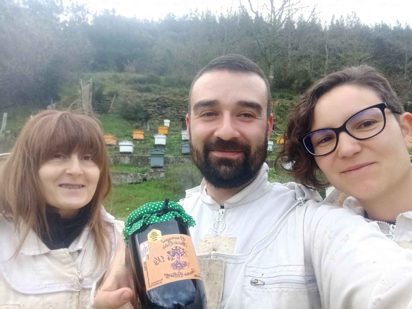De izquierda a derecha, Marisa, Javier y Delia, tres apicultores que producen la miel de roble El Ramayal.