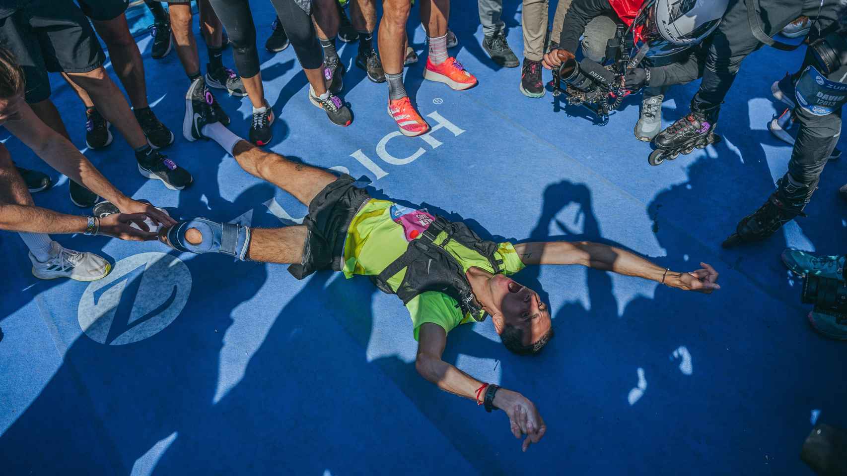 El atleta Àlex Roca tras cruzar la meta de la Maratón de Barcelona 2023.