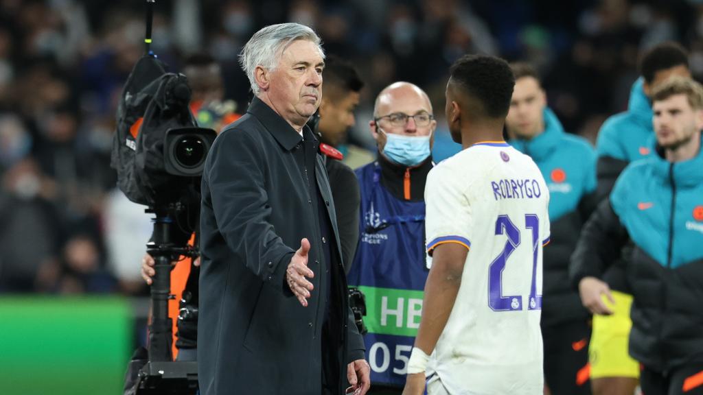 Carlo Ancelotti y Rodrygo Goes tras un partido de Champions del Real Madrid