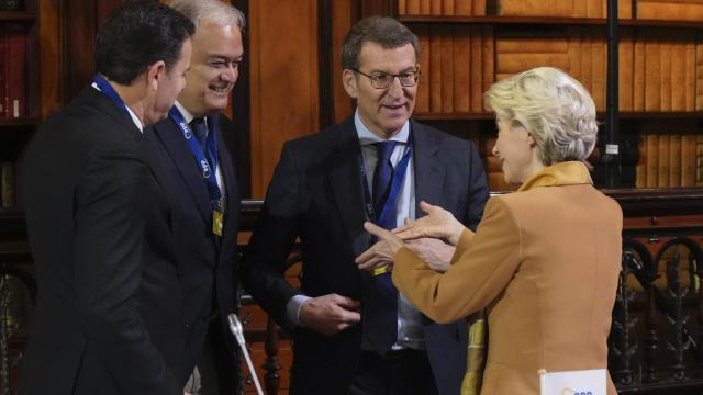 Alberto Núñez Feijóo saluda a la presidenta de la Comisión Europea, Ursula von der Leyen, en presencia de Esteban González Pons.