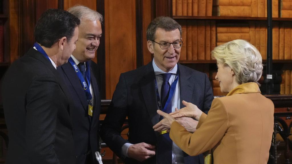 Alberto Núñez Feijóo saluda a la presidenta de la Comisión Europea, Ursula von der Leyen, en presencia de Esteban González Pons.