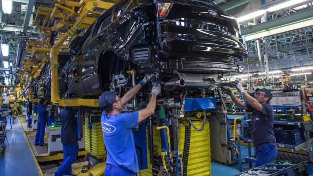 Empleados en la línea de montaje de Ford Almussafes. EE