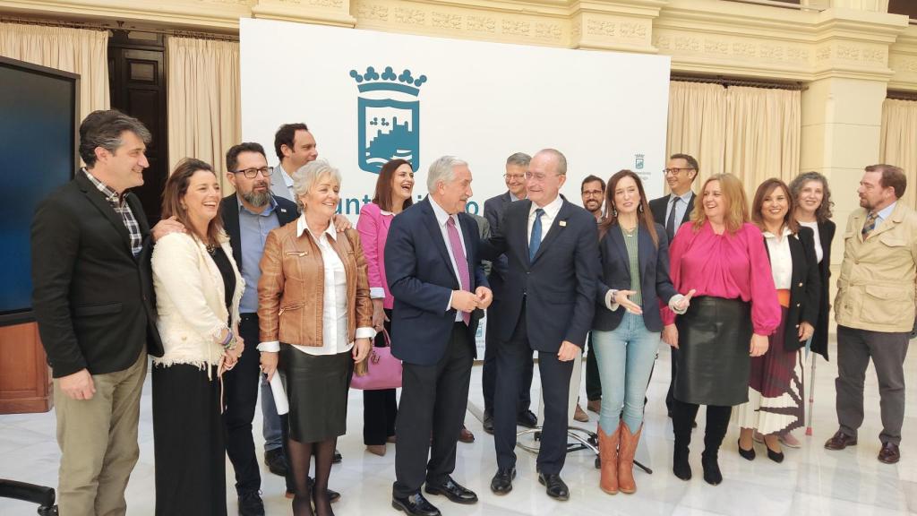 José del Río, junto a Francisco de la Torre, en el centro de la imagen, y compañeros concejales y técnicos del Ayuntamiento de Málaga.