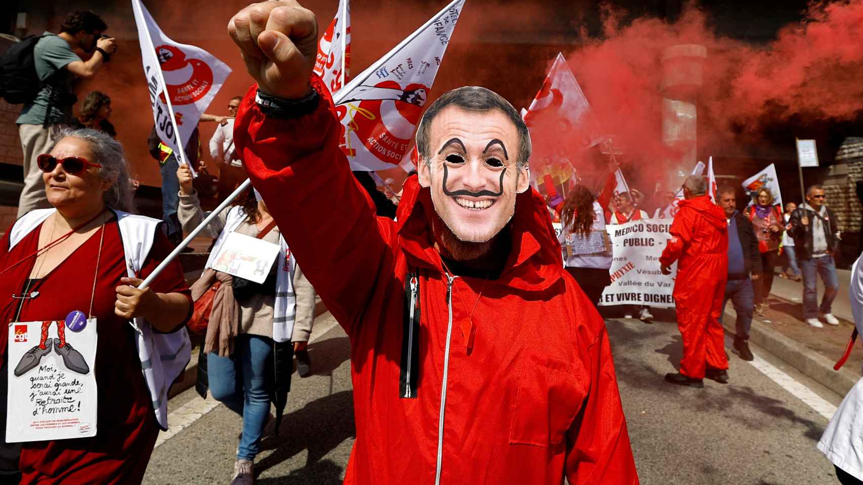 Un manifestante, con una máscara que representa al presidente francés Emmanuel Macron, asiste a una manifestación durante el noveno día de huelgas y protestas nacionales contra la reforma de las pensiones del gobierno francés, en Niza