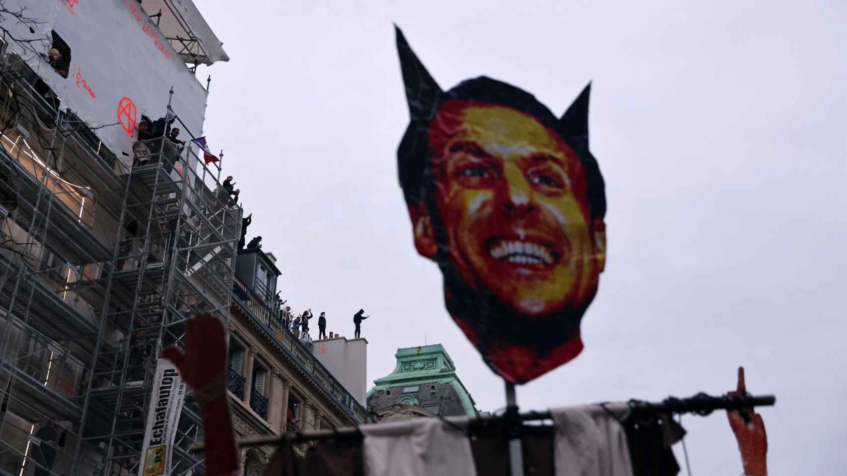 Retrato de Macron, en un montaje como si fuera un diablo, en una manifestación
