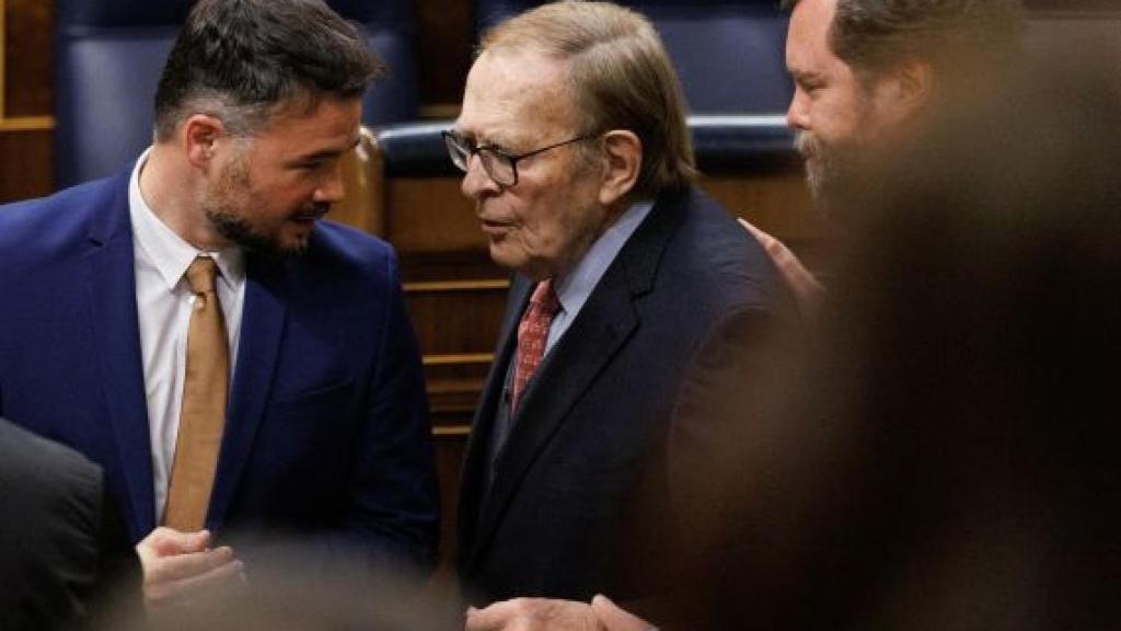 Ramón Tamames charla con Gabriel Rufián en el Congreso.