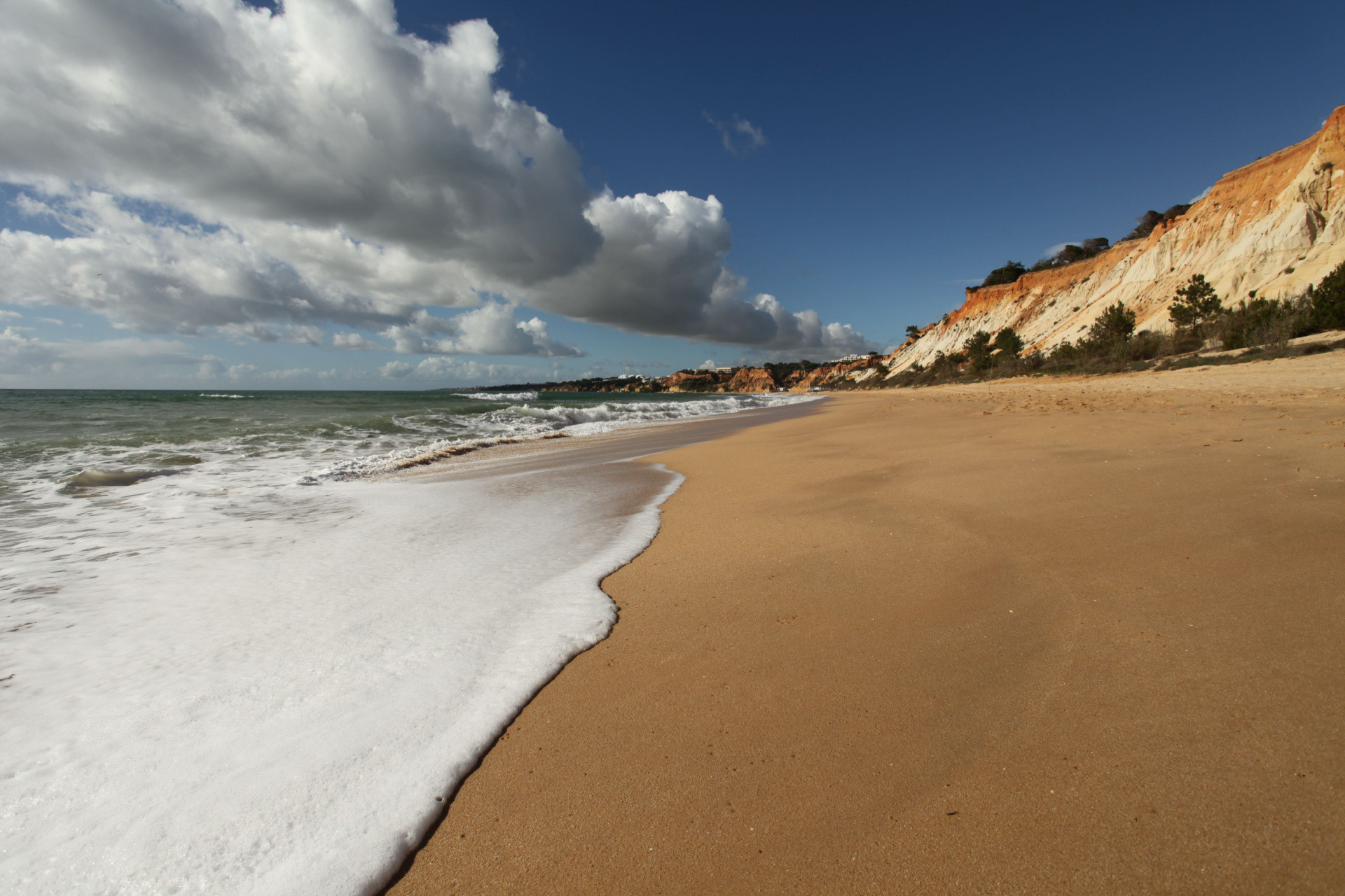 La playa de Falesia es una de las favoritas de los viajeros. Foto: Shutterstock