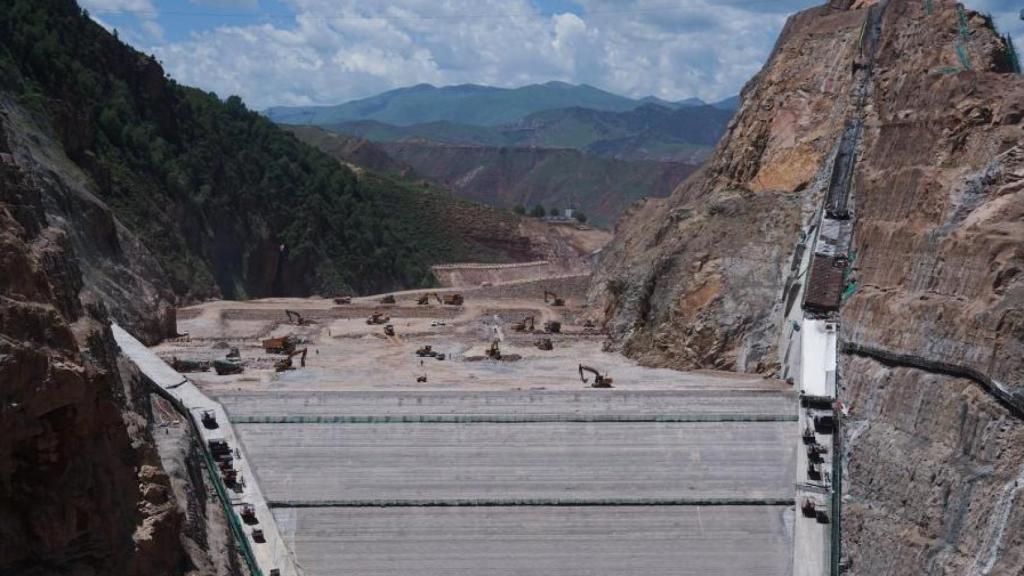 Máquinas trabajando en la presa  de Maerdang