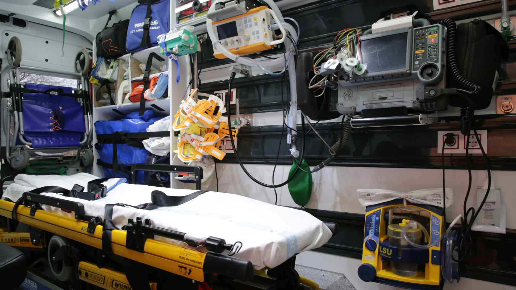 Interior de una ambulancia del 112 de Zamora