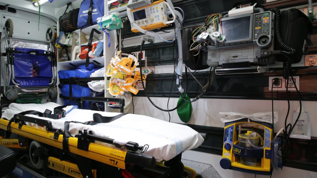 Interior de una ambulancia de Sacyl