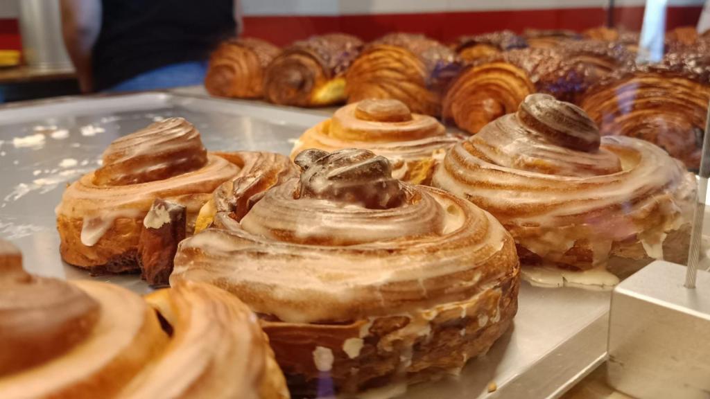 Los rollitos de canela y, al fondo, los croissants de ACID.