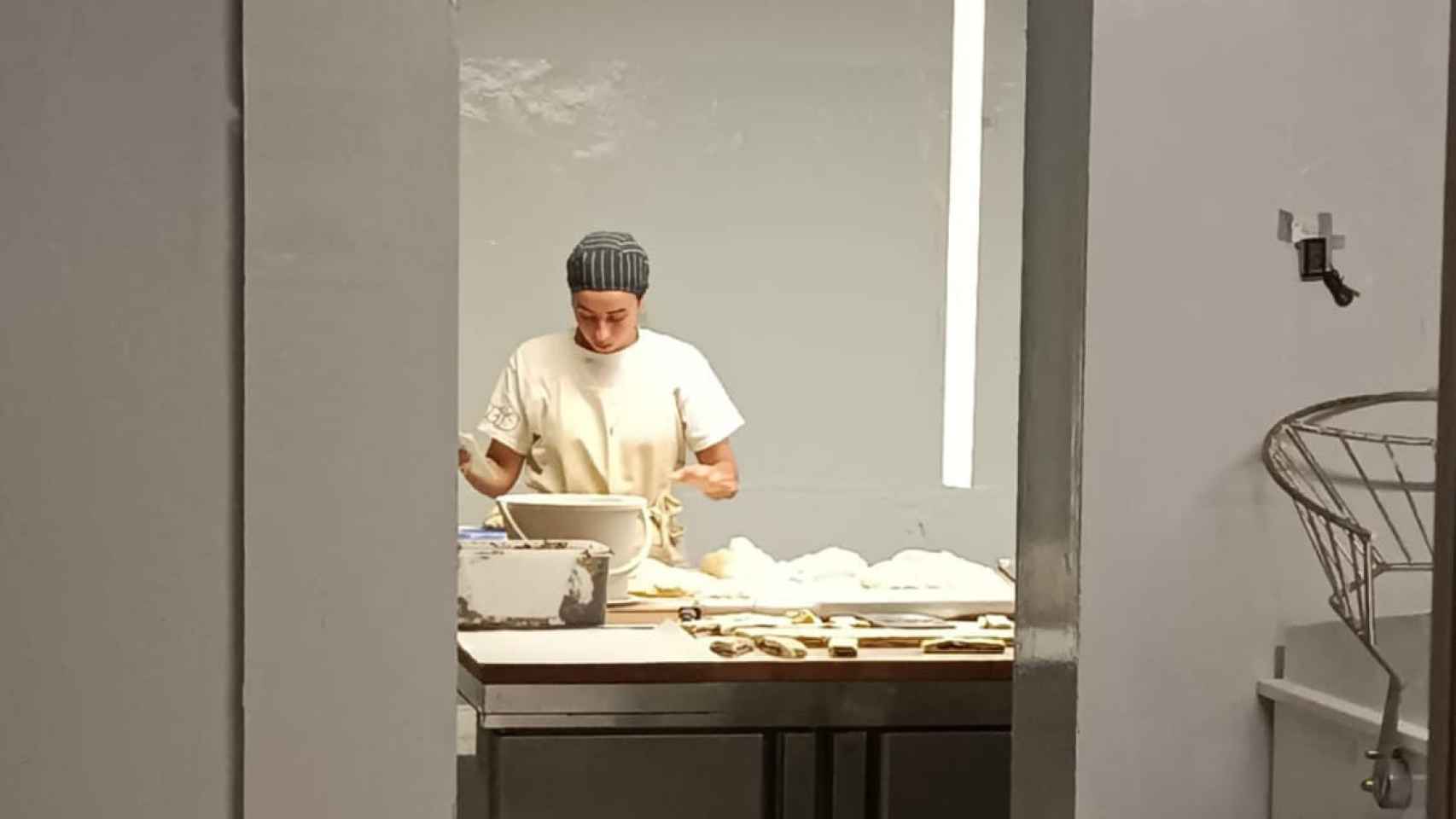 Se pueden ver a los panaderos trabajar en el obrador de ACID desde su cafetería por una cristalera.