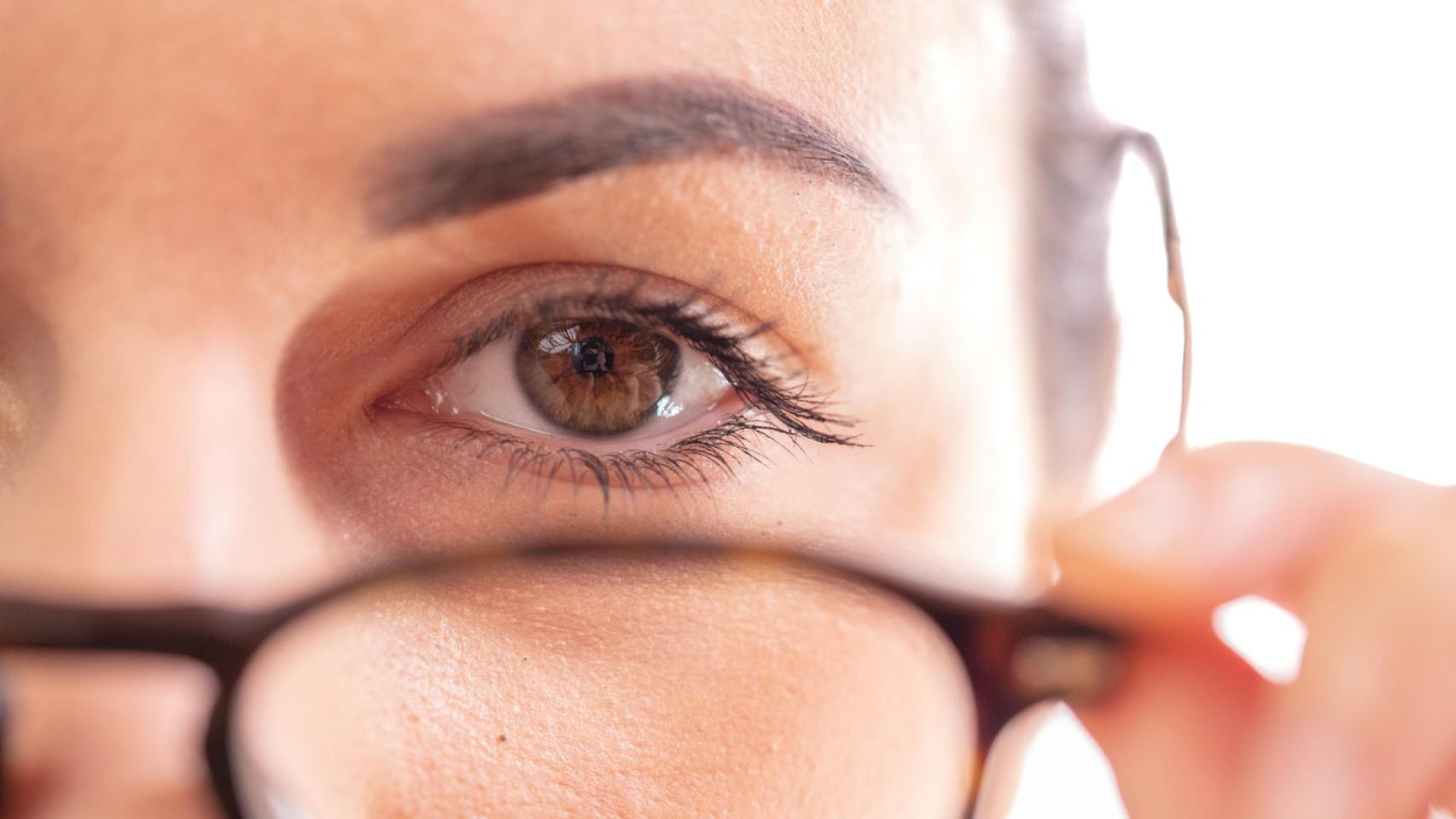 Una mujer se prueba unas gafas en la Óptica