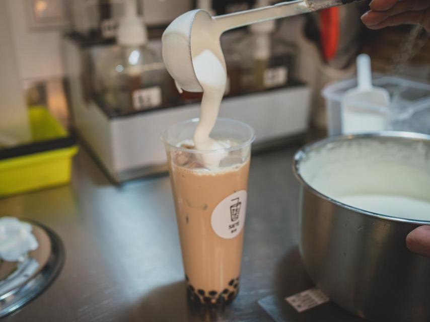 Valentín Li preparando un té negro con leche y crema de queso en SIETÉ Seven Tea.