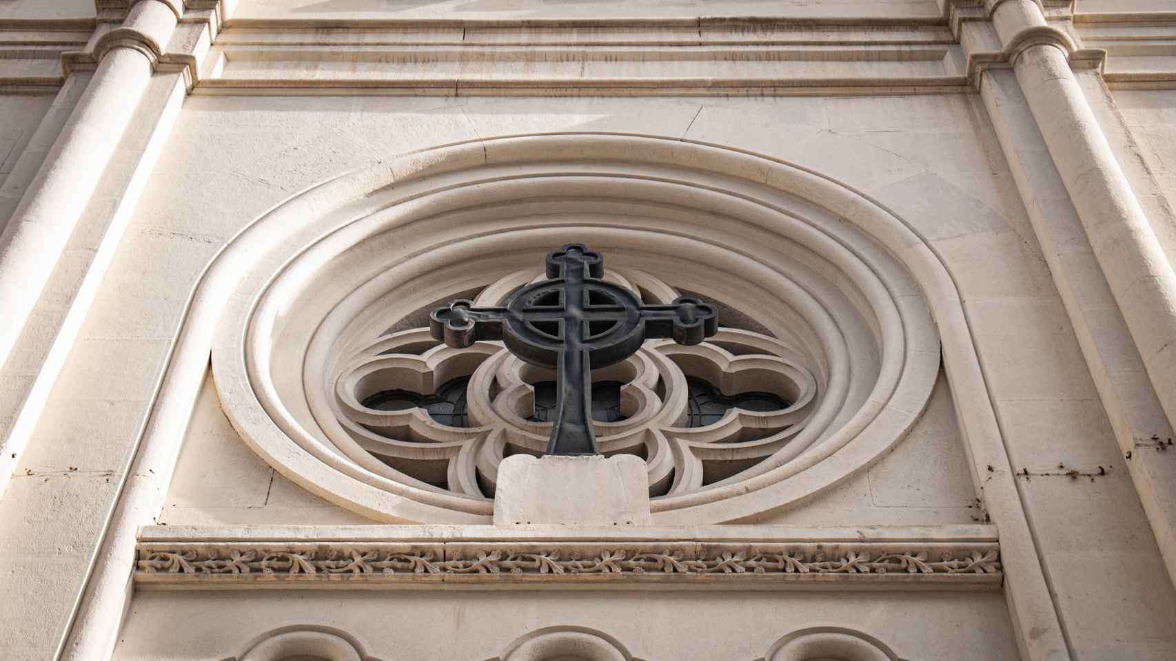 Cruz celta en la fachada de la catedral.