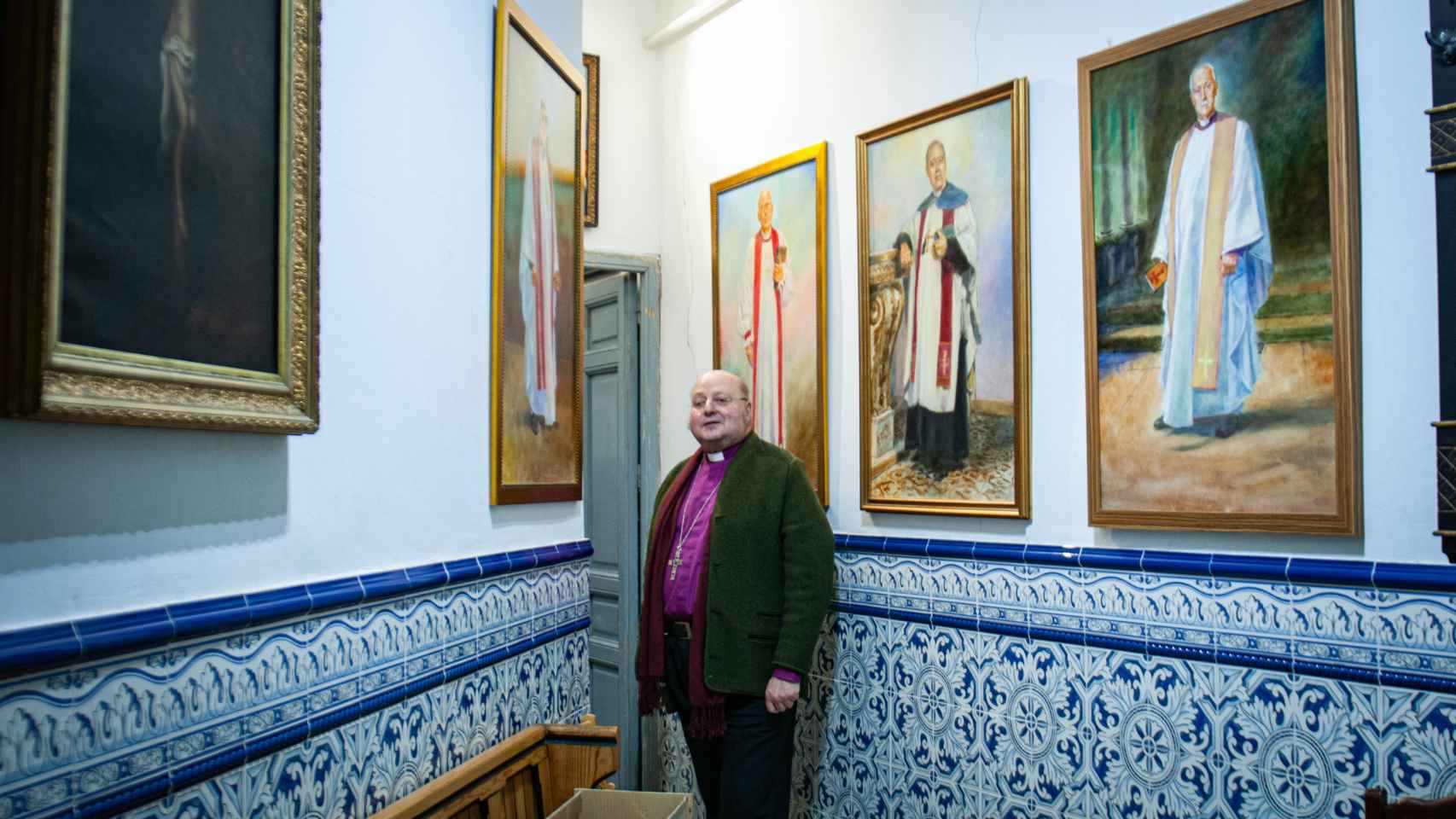 El obispo, Carlos López, junto a los retratos de sus predecesores.